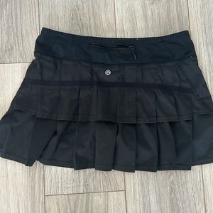 LULULEMON black pull-on pleated/ruffled SKORT size 6